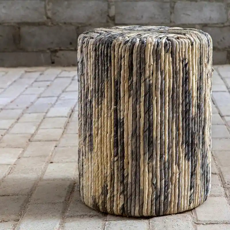 Tabouret d'appoint en feuilles de bananier tressées