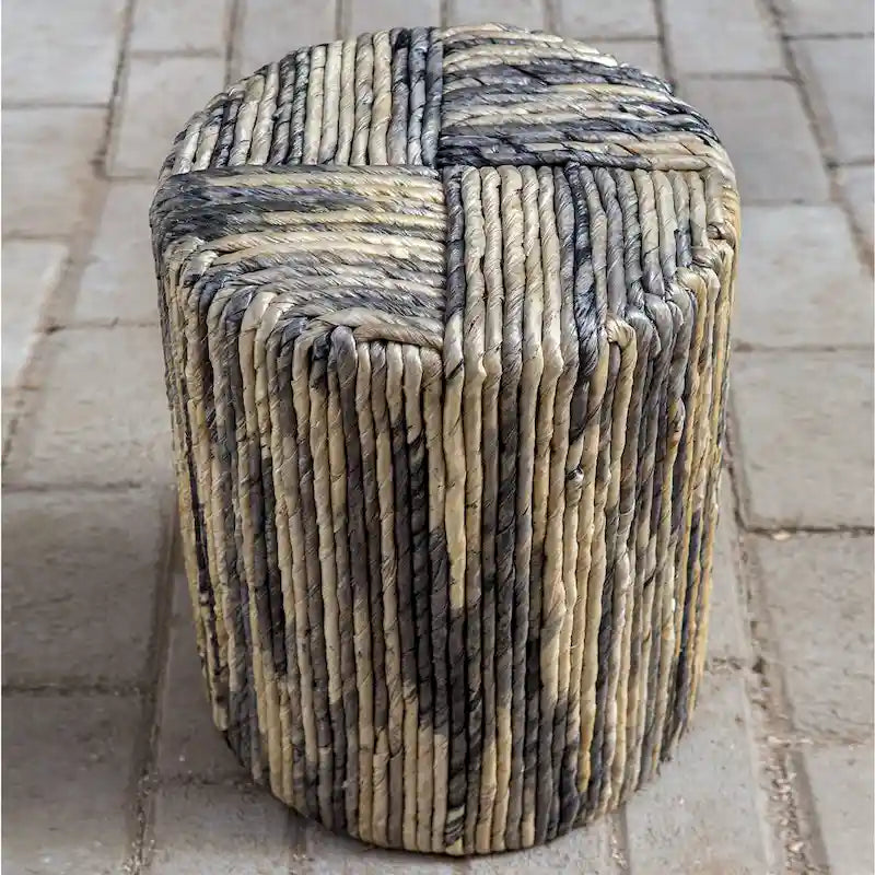 Tabouret d'appoint en feuilles de bananier tressées
