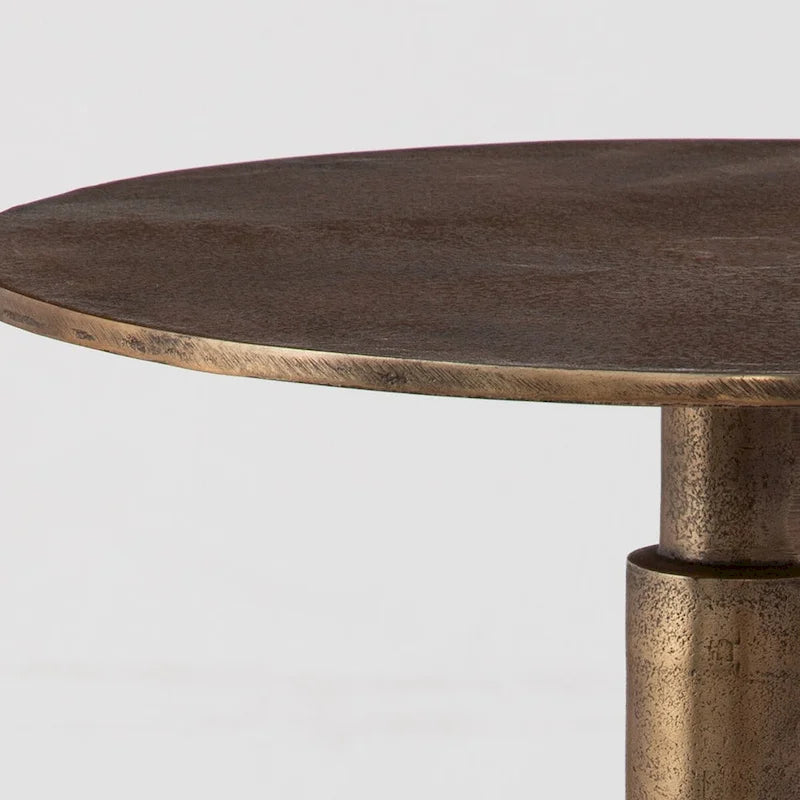 Table d'appoint en aluminium doré – 14 larg. x 22,5 haut. x 14 prof.