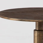 Table d'appoint en aluminium doré – 14 larg. x 22,5 haut. x 14 prof.